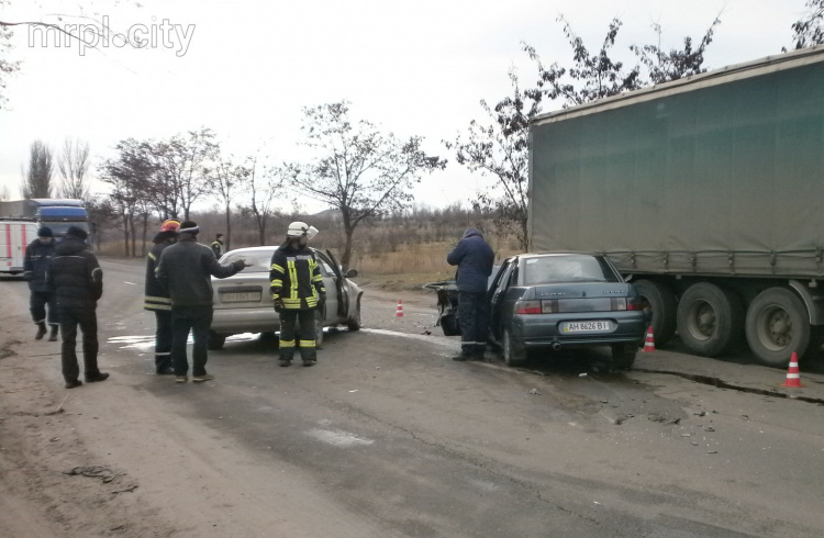 Спасатели в Мариуполе деблокировали пострадавшего в результате ДТП (ФОТО)