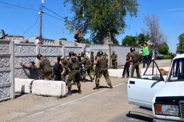 Нацгвардия и полиция предотвратили «прорыв» на блокпосту в Мариуполе (ФОТО)