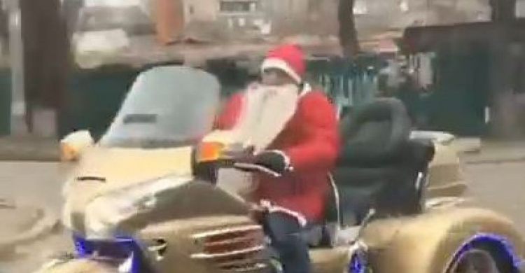 В Мариуполь прибыл Дед Мороз на золотой «Хонде» (ВИДЕО)