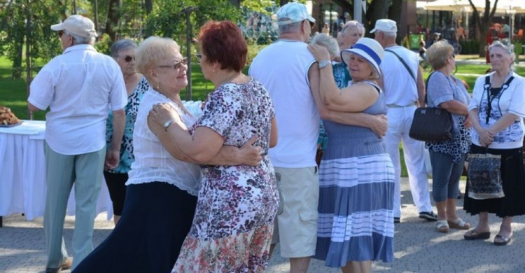 В Мариуполе для пенсионеров проходят танцевальные вечера (ФОТО)