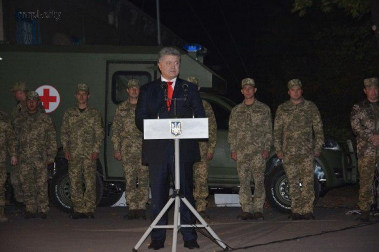 Петр Порошенко в Мариуполе посетил военный госпиталь и подарил 20 машин (ФОТО)