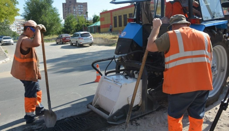 На улицах Мариуполя ликвидируют последствия работы коммунальных служб (ФОТО)