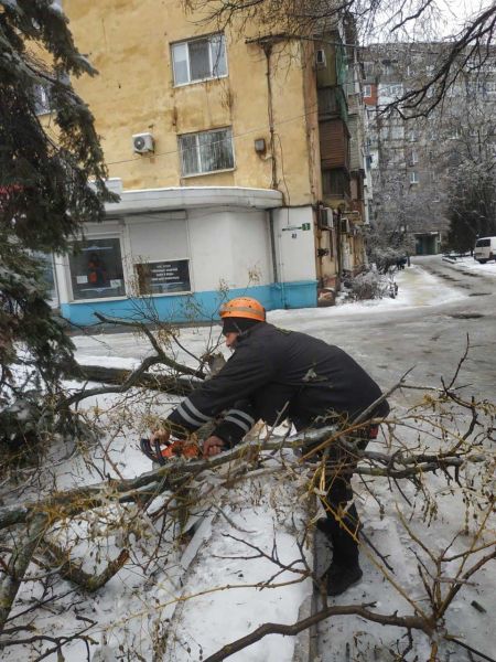 Мариупольские спасатели вместе с коммунальщиками убирают с улиц упавшие из-за непогоды деревья