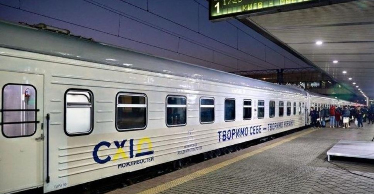 Без чая, но в чистоте: министр инфраструктуры оценил поездку в поезде «Киев-Мариуполь» во время карантина (ВИДЕО)