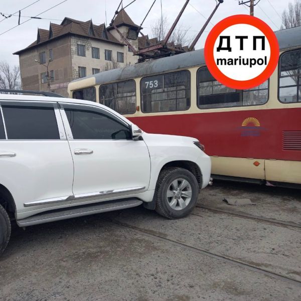 В Мариуполе внедорожник протаранил трамвай