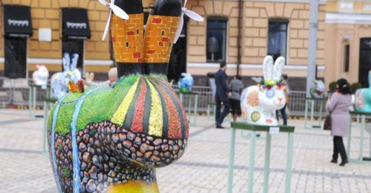 Пасхальный кролик от мариупольских мастериц украсил площадь в столице (ФОТО)