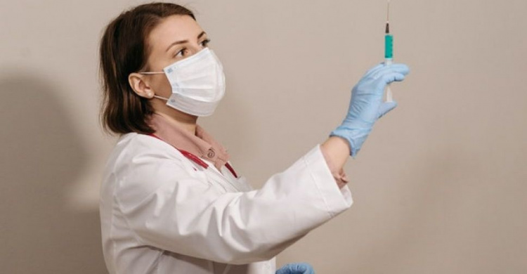 В Украине расширили перечень профессий, подлежащих обязательной вакцинации против COVID-19