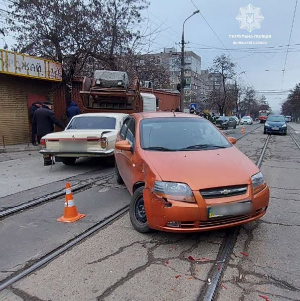 В Мариуполе водитель МАЗ потерял сознание и на встречной полосе наехал на легковушки