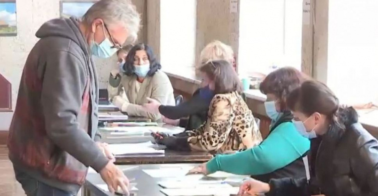 Мариупольцам нужно поспешить проголосовать: явка на выборы составляет около 23%