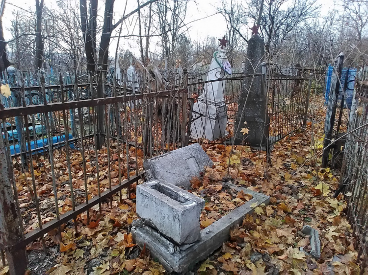 В Мариуполе почти за 300 тыс. грн благоустраивают Успеновское кладбище (ФОТО)