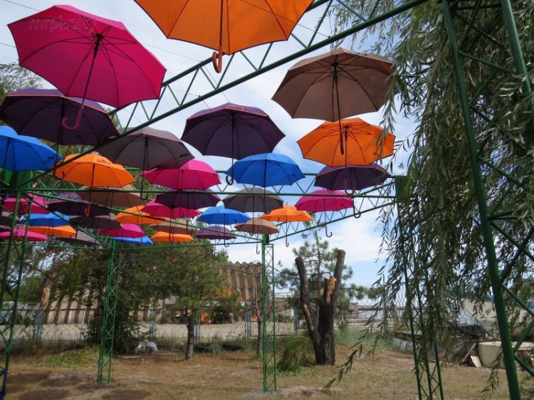Над пляжем Мариуполя поднялись в воздух более 70 цветных зонтов (ФОТО+ВИДЕО)