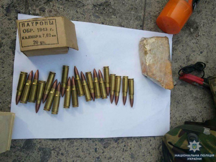 На Донбассе остановили мужчину со взрывоопасным «сюрпризом» (ФОТО)