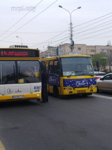 В центре Мариуполя автобус-нарушитель парализовал движение (ФОТОФАКТ)