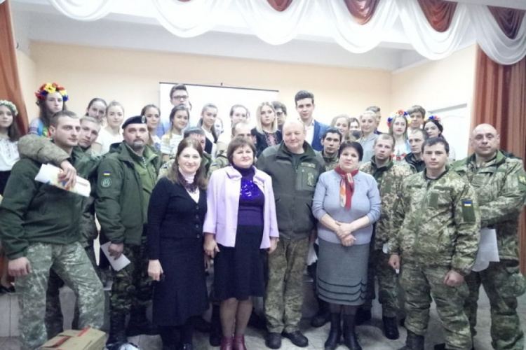 Мариупольские лицеисты четвертый год подряд проводят для военных благотворительную акцию (ФОТО)