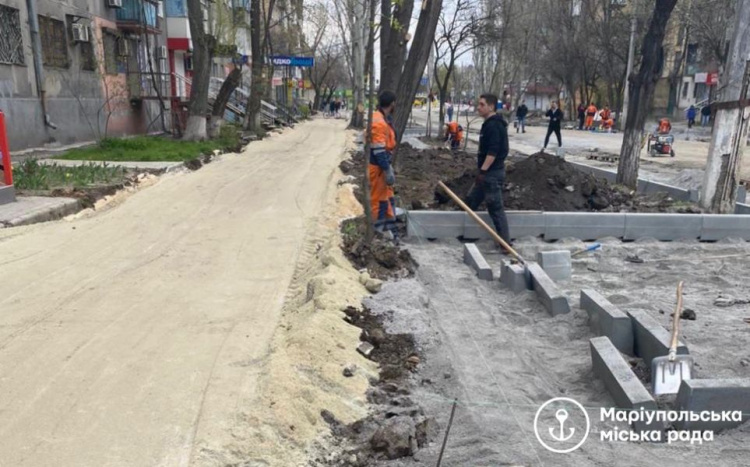 В центре Мариуполя восстанавливают дорогу: на каком этапе работы?