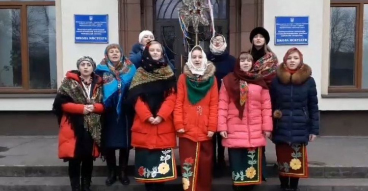 Мариупольцы присоединились к всеукраинскому исполнению колядки «Нова радість стала» (ВИДЕО)