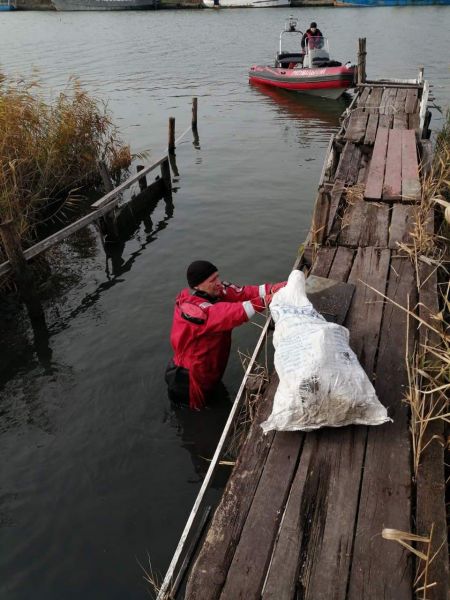 Необычные предметы нашли мариупольские спасатели во время очистки реки 