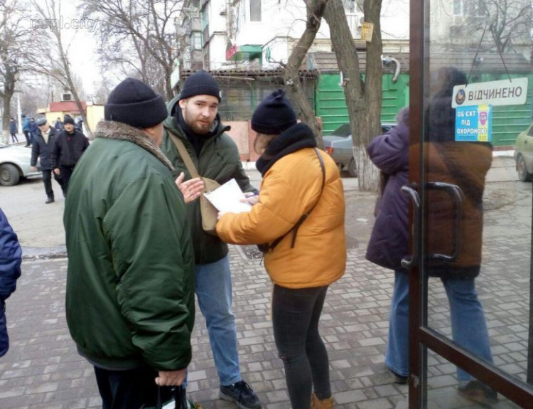 Мариупольцы собирают подписи против скандальной наливайки (ФОТОФАКТ)