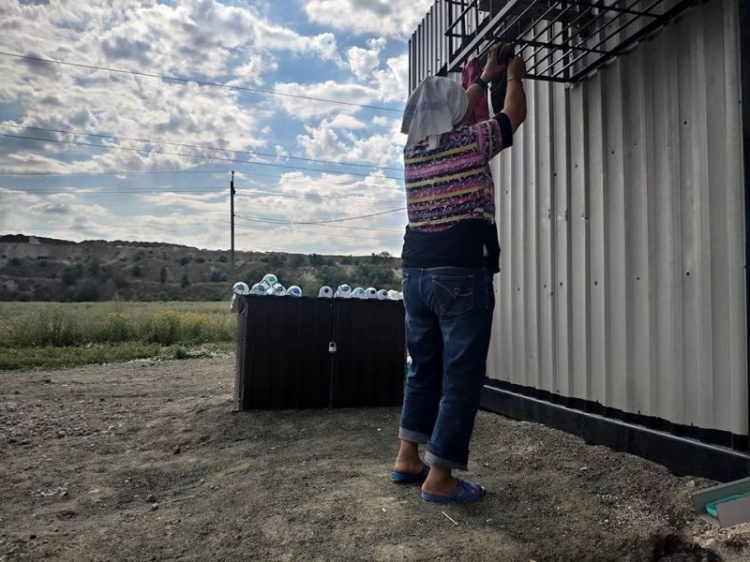 Уже несколько недель люди живут на остановке у КПВВ Донбасса: боевики не пускают домой