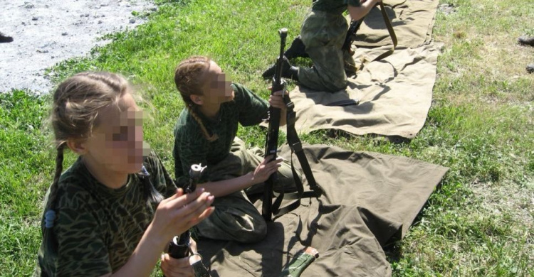 На Донетчине боевики учат детей стрелять из крупнокалиберного оружия и автоматов Калашникова