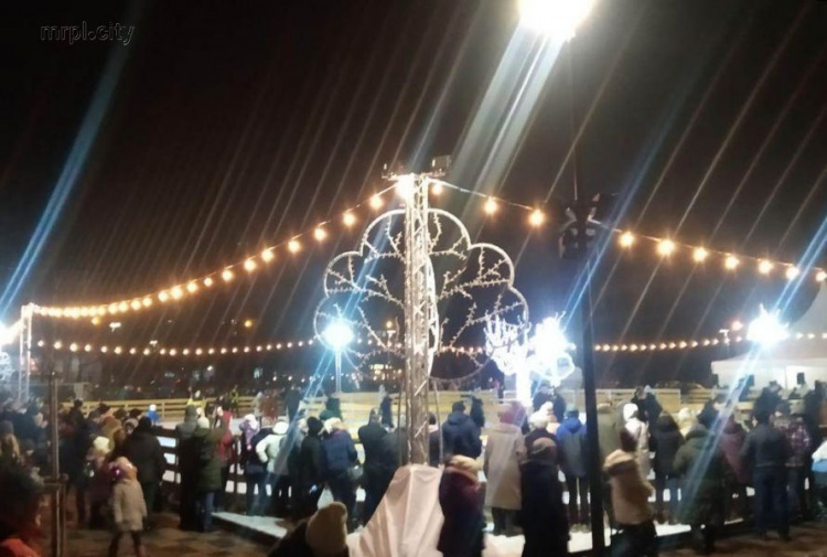 В Мариуполе в День святого Николая открыли кольцевой каток (ФОТО+ВИДЕО)