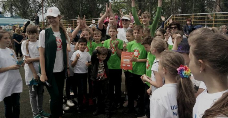 С флешмобами и танцами в Мариуполе прошли спортивные состязания школьников (ФОТО+ВИДЕО)