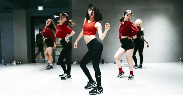K-POP на публике: мариупольцев приглашают станцевать по-южнокорейски (ВИДЕО)