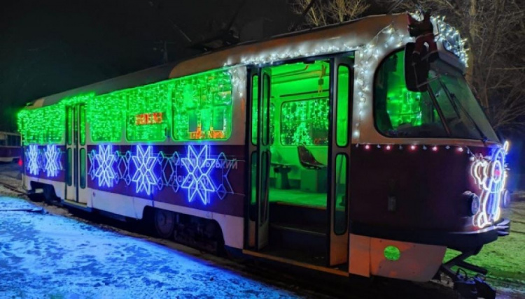 Мариупольские транспортники креативно подошли к украшению троллейбусов, автобусов и трамваев к Новому году