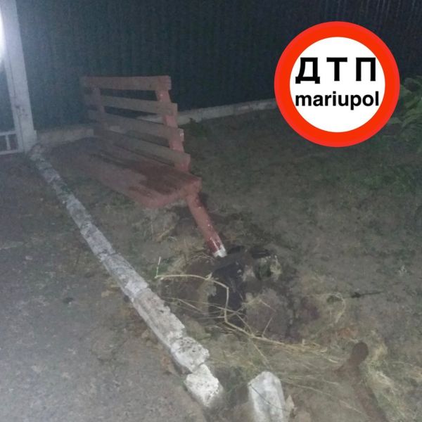 В Мариуполе водитель сбежал после того, как въехал в дерево и снес скамейку