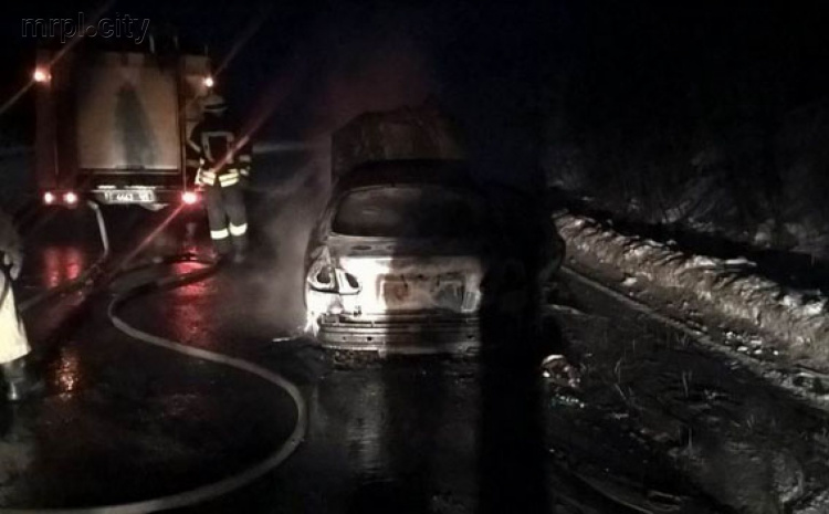 На трассе в Донецкой области загорелся автомобиль (ФОТО)