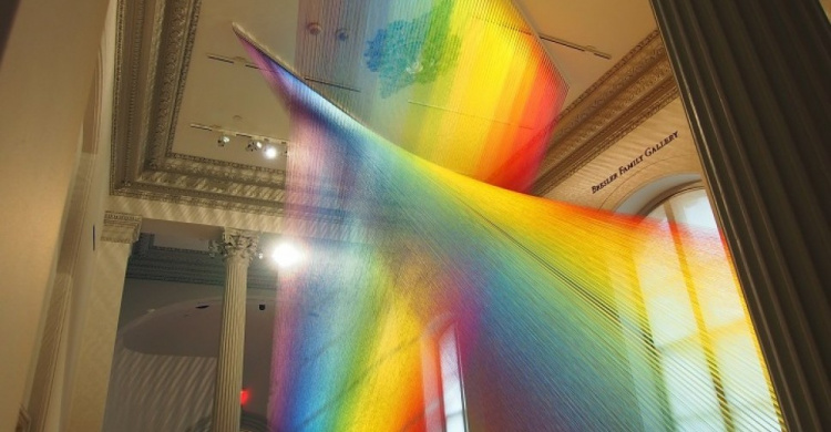 Художник из Мексики поместил радугу в музей