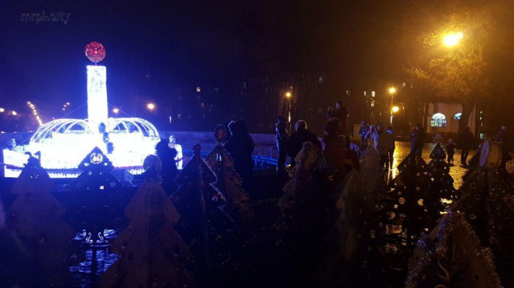 Дождь не помешал мариупольцам отпраздновать Новый год в центре города (ФОТОФАКТ)
