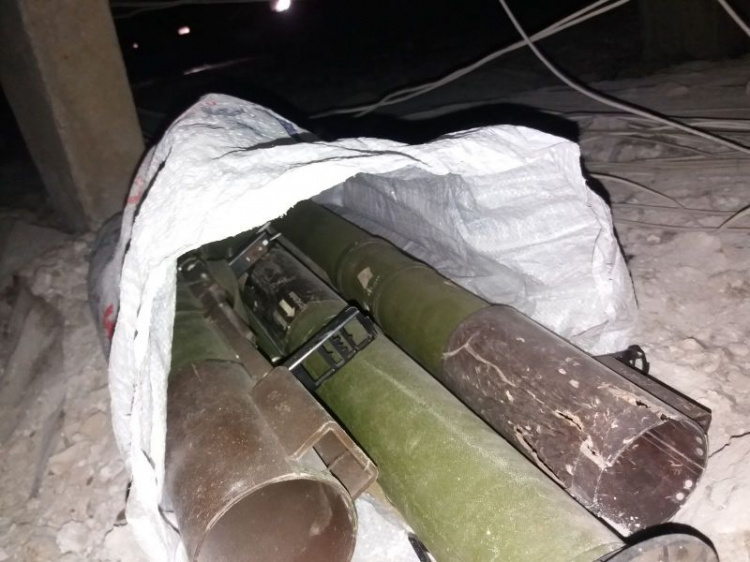 На Донетчине в многоэтажке обнаружили три гранатомета (ФОТО)