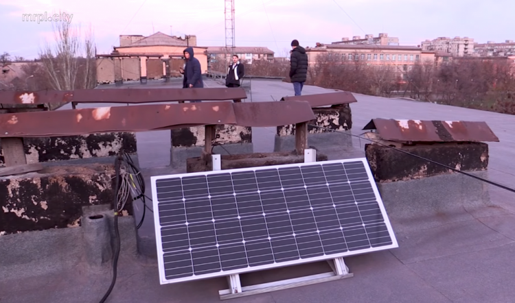 Мариупольские студенты заряжают гаджеты энергией солнца (ФОТО)
