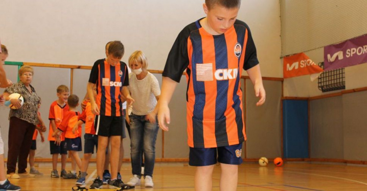 В Мариуполе детей с инвалидностью бесплатно обучают игре в футбол