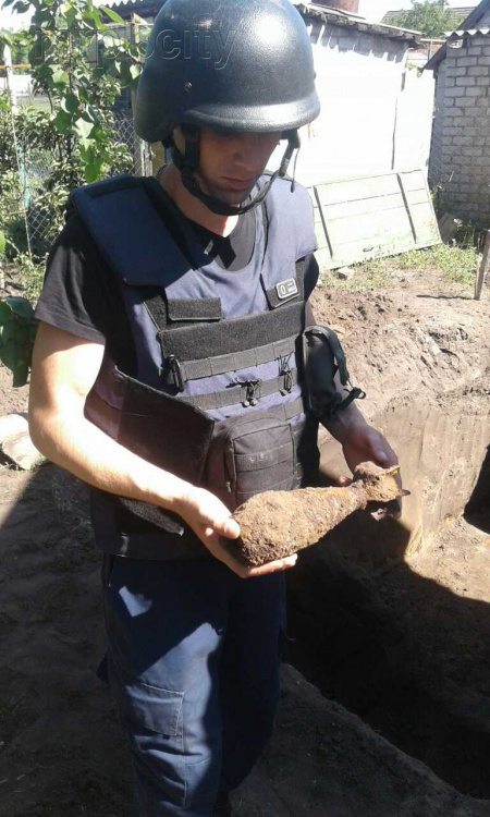 В Мариуполе обезврежены 12 взрывоопасных предметов, включая мины