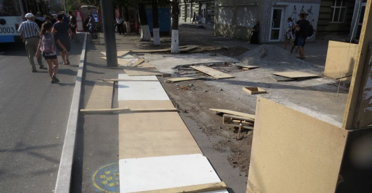 Штормовой ветер снёс ограждения на строящейся в Мариуполе евроостановке (ФОТОФАКТ)