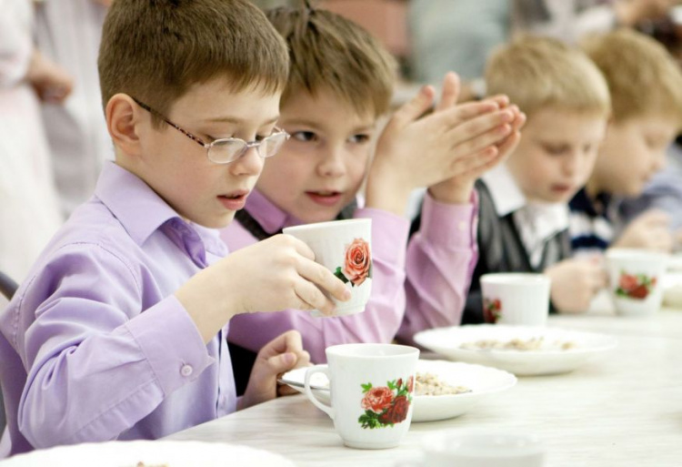 В Мариуполе часть школьников и детсадовцев начнут кормить бесплатно