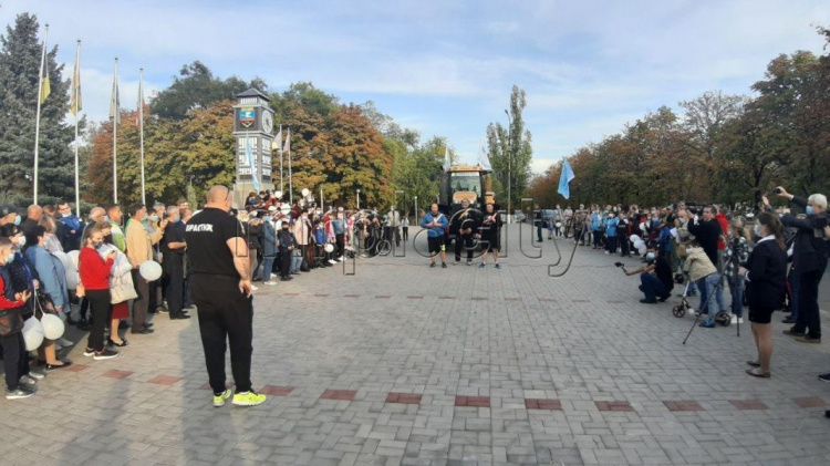 Украинские богатыри в посёлке под Мариуполем устроили силовое шоу
