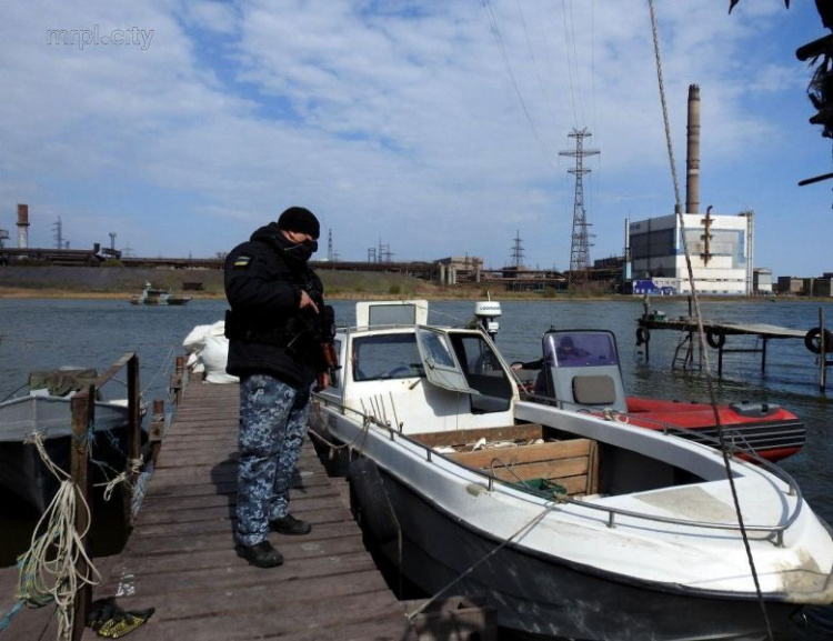 В Азовском море браконьеры с крупным уловом пытались скрыться от пограничников (ФОТО+ВИДЕО)