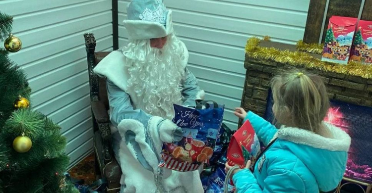 Детям из Мариупольского района устроили новогодний праздник. Некоторые впервые увидели Деда Мороза