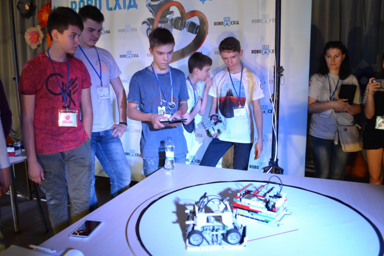 Мариупольцы стали первыми в Донецкой области в робосумо на фестивале роботов (ФОТО+ВИДЕО)