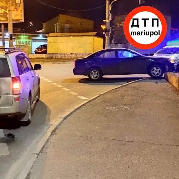 От удара откинуло в ограждение: в Мариуполе столкнулись легковушки