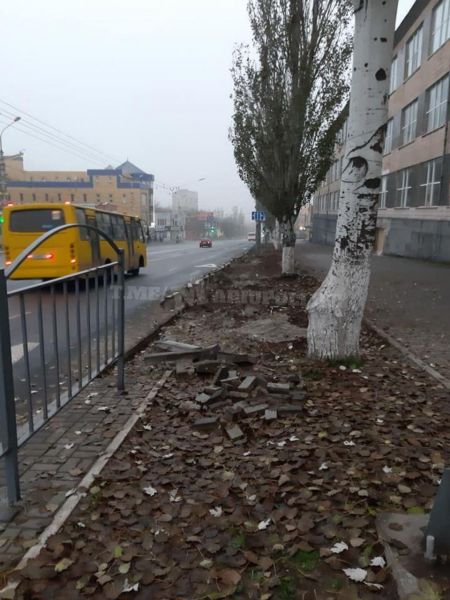 Фото: дорога возле здания бывшей кондитерской фабрики сейчас, Telegram-канал «Мариуполь LIFE»