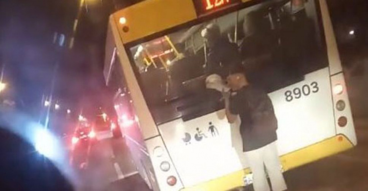 В Мариуполе парень на роликах стал «прицепом» автобуса (ВИДЕО)