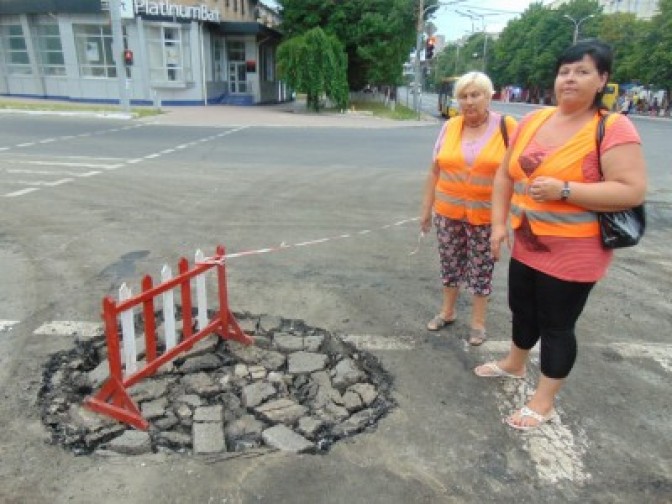 В центре Мариуполя машина провалилась в яму на асфальте (ФОТО)