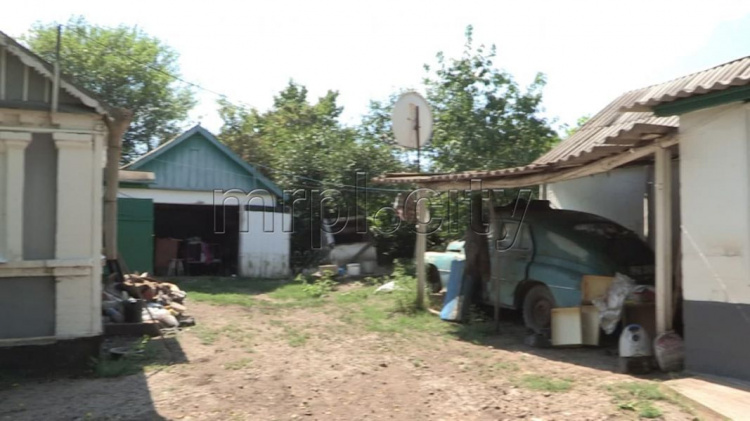 Фонд Новинского помог пенсионерам восстановить дом под Мариуполем после стихии