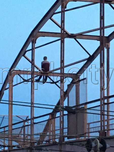 С риском для жизни: в Мариуполе мужчина забрался на мост у моря