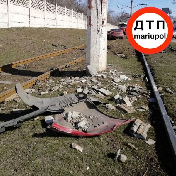 В Мариуполе «трезвый водитель» врезался в столб
