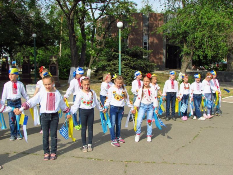 В поселке под Мариуполем дотанцевались до рекорда Украины (ФОТО)
